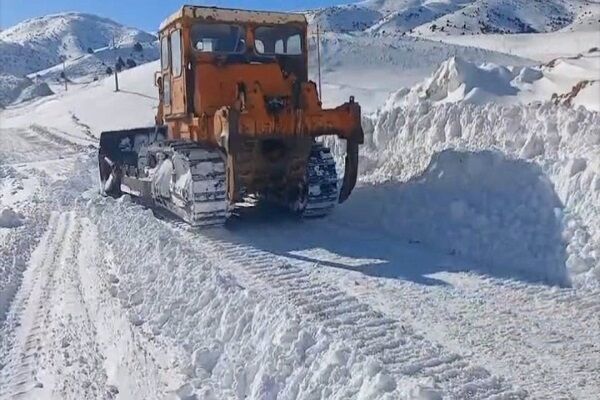 ویدئو | اجرای عملیات برفروبی محورهای روستایی زیدر - خیرآباد - سرداب، توسط راهداران شهرستان شیروان استان خراسان شمالی زیدر