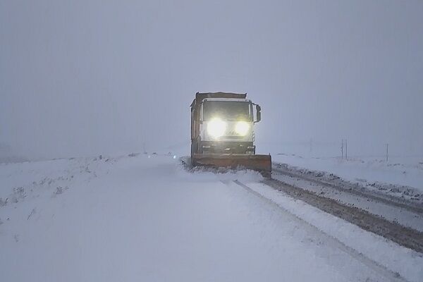 ویدئو | اجرای عملیات برفروبی و نمکپاشی محور روستایی درتوم - گریوان، توسط راهداران شهرستان بجنورد استان خراسان شمالی برف روبی درتوم