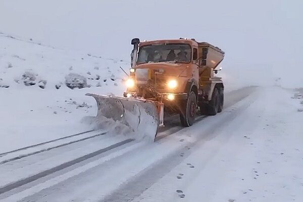 ویدئو | اجرای عملیات برفروبی و نمکپاشی محور سنخواست - بجنورد توسط راهداران شهرستان جاجرم استان خراسان شمالی برف روبی سنخواست