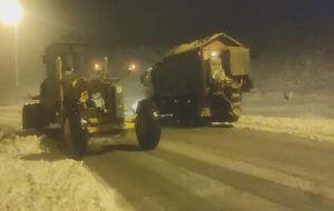 ویدئو | اجرای عملیات برفروبی و نمکپاشی محور اسفراین – بجنورد در محدوده گردنه پلمیس و اسدلی توسط راهداران شهرستان اسفراین در استان خراسان شمالی ویدئو | اجرای عملیات برفروبی و نمکپاشی محور اسفراین – بجنورد در محدوده گردنه پلمیس و اسدلی توسط راهداران شهرستان اسفراین در استان خراسان شمالی