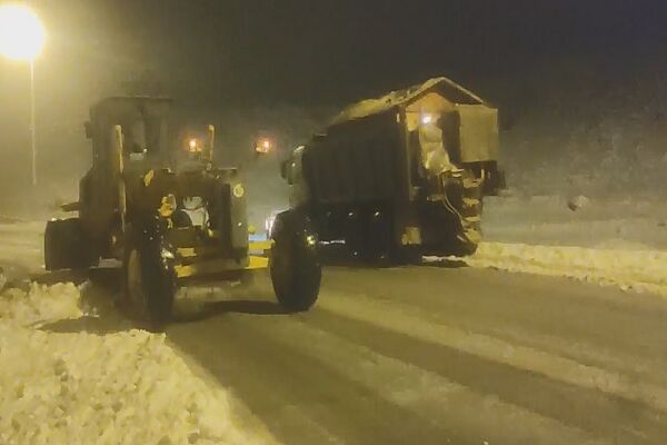 ویدئو | اجرای عملیات برفروبی و نمکپاشی محور اسفراین - بجنورد در محدوده گردنه پلمیس و اسدلی توسط راهداران شهرستان اسفراین در استان خراسان شمالی برف روبی اسدلی