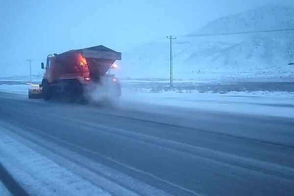 ویدئو | اجرای عملیات برفروبی و نمکپاشی محور اصلی جنگل گلستان - چمن بید توسط راهداران شهرستان گرمه در استان خراسان شمالی برف روبی جنگل گلستان