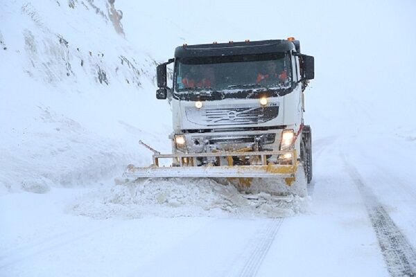 ویدئو | برف روبی و بازگشایی محور ارتباطی بلده پل زنگوله محدوده ی روستای بطاهرکلا توسط راهداران شهرستان نور استان مازندران مازندران یک