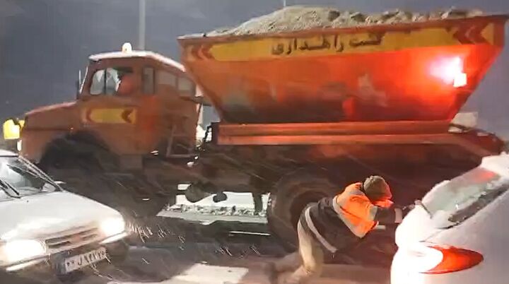 ویدئو | نمکپاشی، برفروبی و امدادرسانی به خودروها در محور بجنورد - آشخانه (گردنه امینالله) توسط راهداران شهرستان بجنورد استان خراسان شمالی گردنه امین الله