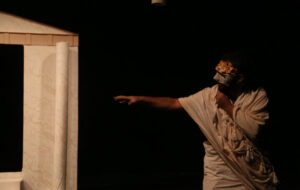 کارگردانی که تبدیل به دلقک شد؛ گفتند از پس اجرای این نمایش برنمیآیی! کارگردانی که تبدیل به دلقک شد؛ گفتند از پس اجرای این نمایش برنمیآیی!