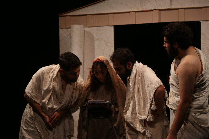 کارگردانی که تبدیل به دلقک شد؛ گفتند از پس اجرای این نمایش برنمیآیی!