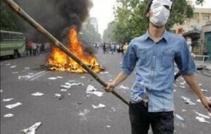 یک پلیس با ضربات چاقوی اغتشاشگران به شهادت رسید یک پلیس با ضربات چاقوی اغتشاشگران به شهادت رسید