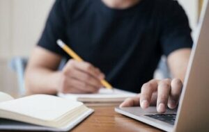 آموزش مجازی مقابل کلاس درس: کدام شیوه برای دانشآموزان بهتر است؟ آموزش مجازی مقابل کلاس درس: کدام شیوه برای دانشآموزان بهتر است؟