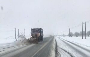 اجرای بیش از ۵ هزار کیلومتر باند برفروبی در محورهای استان همدان طی ۲۴ ساعت گذشته ️ اجرای بیش از ۵ هزار کیلومتر باند برفروبی در محورهای استان همدان طی ۲۴ ساعت گذشته ️