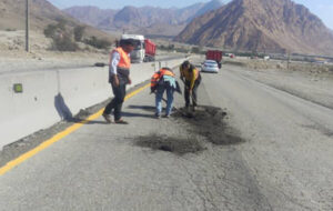 اجرای عملیات لکهگیری محورهای مواصلاتی حاجیآباد (هرمزگان )با آسفالت سرد اجرای عملیات لکهگیری محورهای مواصلاتی حاجیآباد (هرمزگان )با آسفالت سرد