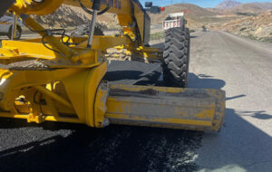 اجرای ۱۶ تن آسفالت رگلاژی در محورهای حاجیآباد هرمزگان اجرای ۱۶ تن آسفالت رگلاژی در محورهای حاجیآباد هرمزگان