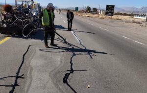 اجرای ۲۴۰ کیلومترطول عملیات درزگیری با قیر پلیمری در محورهای شریانی استان سمنان اجرای ۲۴۰ کیلومترطول عملیات درزگیری با قیر پلیمری در محورهای شریانی استان سمنان