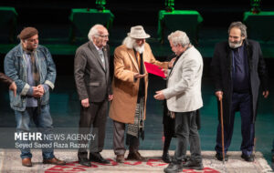 از رسیدن جایزه فجر به نمایشی از هرمزگان تا اجرایی متفاوت از متن چخوف از رسیدن جایزه فجر به نمایشی از هرمزگان تا اجرایی متفاوت از متن چخوف