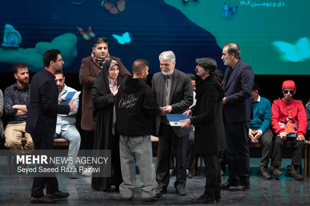 از رسیدن جایزه فجر به نمایشی از هرمزگان تا اجرایی متفاوت از متن چخوف از رسیدن جایزه فجر به نمایشی از هرمزگان تا اجرایی متفاوت از متن چخوف