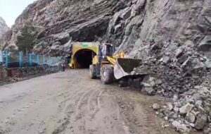 اطلاع نگاشت| اجرای ۴۰ هزار متر مربع توری سنگ در محور کرج- کندوان با هدف جلوگیری از ریزش سنگ و ارتقای ایمنی کاربران جاده ای اطلاع نگاشت| اجرای ۴۰ هزار متر مربع توری سنگ در محور کرج- کندوان با هدف جلوگیری از ریزش سنگ و ارتقای ایمنی کاربران جاده ای