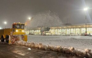 انجام گسترده عملیات زمستانی در ۱۸ فرودگاه کشور / مصرف بیش از ۱۵۸ تن مواد یخزدا انجام گسترده عملیات زمستانی در ۱۸ فرودگاه کشور / مصرف بیش از ۱۵۸ تن مواد یخزدا