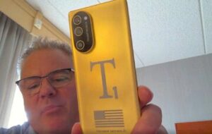 اولین تصاویر واقعی از گوشی اختصاصی ترامپ! اولین تصاویر واقعی از گوشی اختصاصی ترامپ!