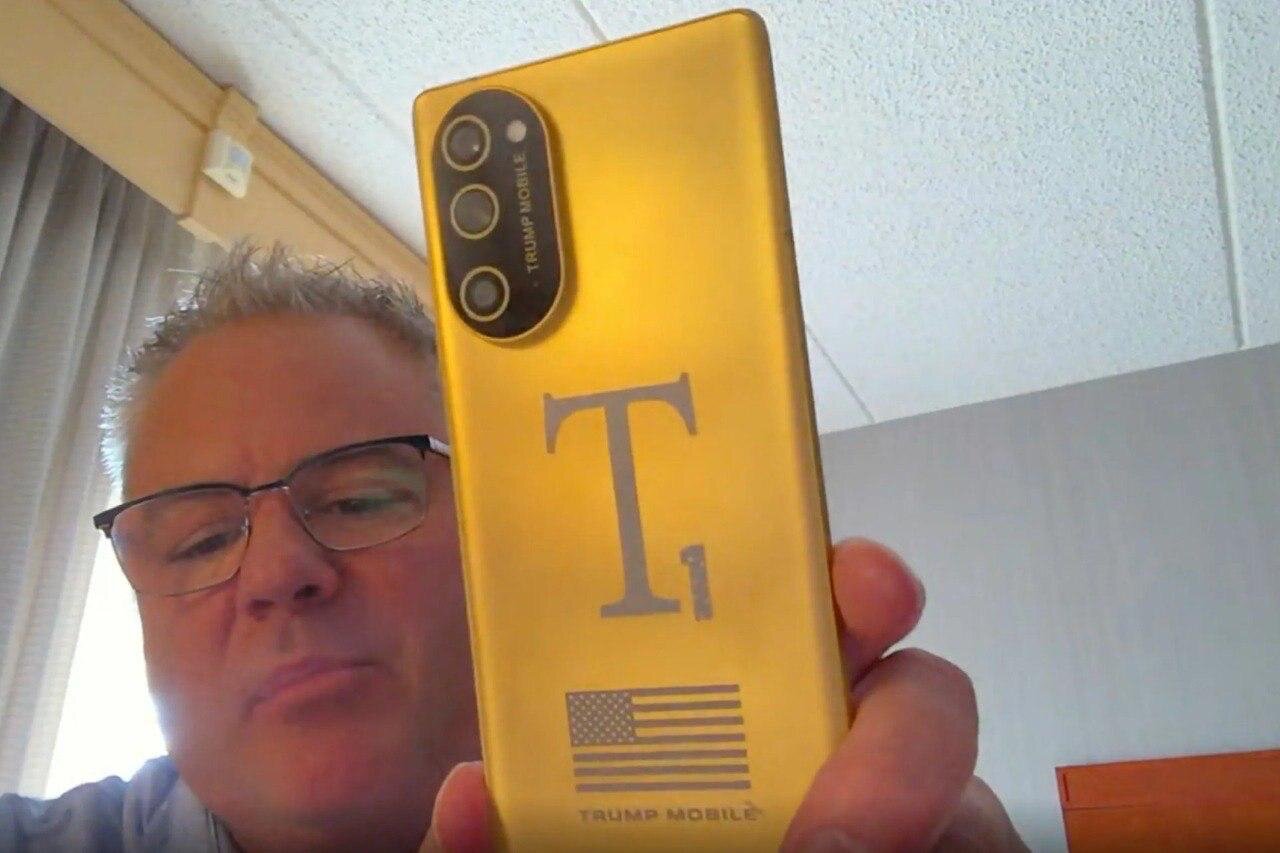 اولین تصاویر واقعی از گوشی اختصاصی ترامپ! اولین تصاویر واقعی از گوشی اختصاصی ترامپ!