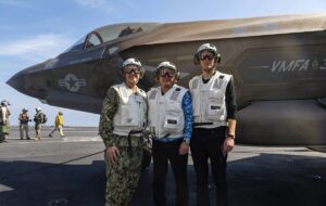 بازدید ویتکاف و کوشنر از ناو هواپیمابر آبراهام لینکلن/ حرکت تاملبرانگیز تیم مذاکرهکننده آمریکایی + تصاویر بازدید ویتکاف و کوشنر از ناو هواپیمابر آبراهام لینکلن/ حرکت تاملبرانگیز تیم مذاکرهکننده آمریکایی + تصاویر