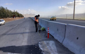 ببینید| عملیات منظر آرایی و پاک سازی پاشنه نیوجرسی های جدا کننده در محور روانسر به پاوه_استان کرمانشاه ببینید| عملیات منظر آرایی و پاک سازی پاشنه نیوجرسی های جدا کننده در محور روانسر به پاوه_استان کرمانشاه