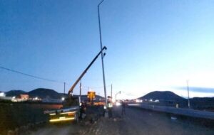 ببینید|جمع آوری و اصلاح تیرهای چراغ روشنایی جاده نقده – محمدیار ببینید|جمع آوری و اصلاح تیرهای چراغ روشنایی جاده نقده – محمدیار