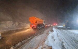 ببینید|نمک پاشی و یخ زدایی محور کرج به کندوان حوزه راهداری گچسر ببینید|نمک پاشی و یخ زدایی محور کرج به کندوان حوزه راهداری گچسر
