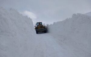 ببینید|گوشه های از تلاش های راهداران استان در برف روبی محورهای کولاک گیر و برف گیر استان در نقاط مرزی ببینید|گوشه های از تلاش های راهداران استان در برف روبی محورهای کولاک گیر و برف گیر استان در نقاط مرزی