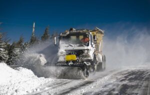 برفروبی ۳۷۰۰ کیلومتر باند از محورهای اصلی و فرعی استان قزوین برفروبی ۳۷۰۰ کیلومتر باند از محورهای اصلی و فرعی استان قزوین