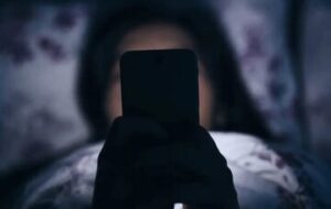 بعد از خواندن این مطلب دیگر در تاریکی با گوشی خود کار نمیکنید بعد از خواندن این مطلب دیگر در تاریکی با گوشی خود کار نمیکنید