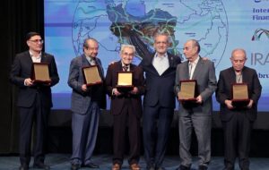 تقدیر از پیشکسوتان و دستاندرکاران راهسازی و سرمایهگذاری کشور تقدیر از پیشکسوتان و دستاندرکاران راهسازی و سرمایهگذاری کشور