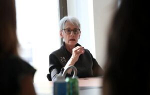 تمجید ویژه مقام آمریکایی از عراقچی / وزیر خارجه ایران توانمند و مورد اعتماد رهبر ایران است تمجید ویژه مقام آمریکایی از عراقچی / وزیر خارجه ایران توانمند و مورد اعتماد رهبر ایران است