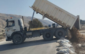 رفع آبگرفتگی محور پارسیان – بندرلنگه اجرا شد رفع آبگرفتگی محور پارسیان – بندرلنگه اجرا شد