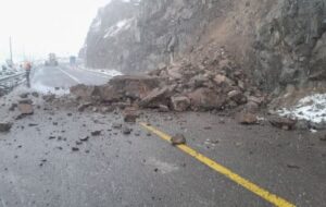 ریزش سنگ در محور تهم -چورزق؛ پاکسازی مسیر توسط راهداران ریزش سنگ در محور تهم -چورزق؛ پاکسازی مسیر توسط راهداران