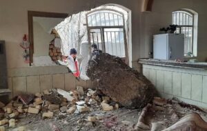 سقوط سنگ 50 تنی در «کاکلستان» الیگودرز؛ 11 واحد مسکونی تخلیه شد سقوط سنگ 50 تنی در «کاکلستان» الیگودرز؛ 11 واحد مسکونی تخلیه شد