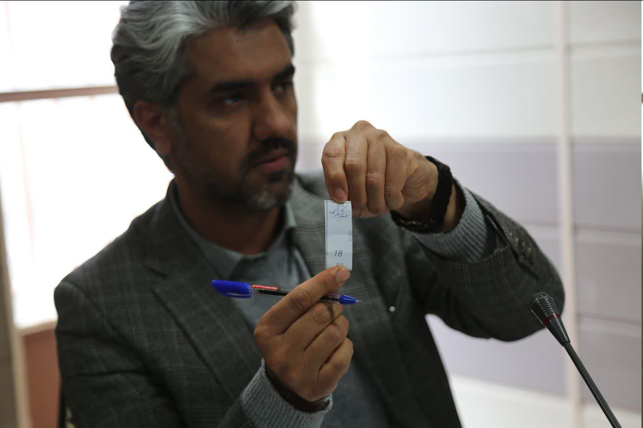 قرعه کشی ۶۱ قطعه زمین بین متقاضیان طرح جوانی جمعیت در شهرهای سامان و هوره قرعه کشی ۶۱ قطعه زمین بین متقاضیان طرح جوانی جمعیت در شهرهای سامان و هوره