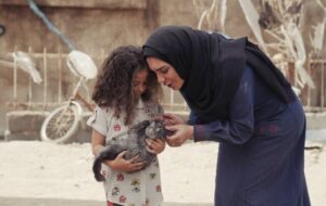 قصه شاعرانه جنگ در «سرزمین فرشتهها»؛ لبخند کودکان دلیل زندگی است قصه شاعرانه جنگ در «سرزمین فرشتهها»؛ لبخند کودکان دلیل زندگی است