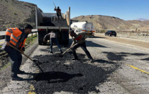 لکهگیری ۱۳ تن آسفالت در بزرگراههای حاجیآباد(هرمزگان) انجام شد لکهگیری ۱۳ تن آسفالت در بزرگراههای حاجیآباد(هرمزگان) انجام شد