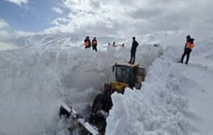 ماشین آلات راهداری شهرکرد به یاری گردنه بهمنزده چری شتافتند ماشین آلات راهداری شهرکرد به یاری گردنه بهمنزده چری شتافتند