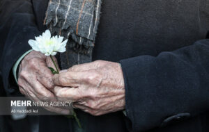 مزار هنرمندان موسیقی در اولین روز فجر چهل و یکم گلباران شد مزار هنرمندان موسیقی در اولین روز فجر چهل و یکم گلباران شد