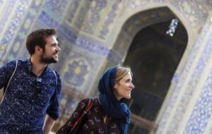 هر گردشگر چقدر برای ایران پول میآورد؟ هر گردشگر چقدر برای ایران پول میآورد؟