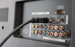 هشدار: کابلهای HDMI قدیمی، تلویزیون هوشمند جدید شما را نابود میکنند هشدار: کابلهای HDMI قدیمی، تلویزیون هوشمند جدید شما را نابود میکنند