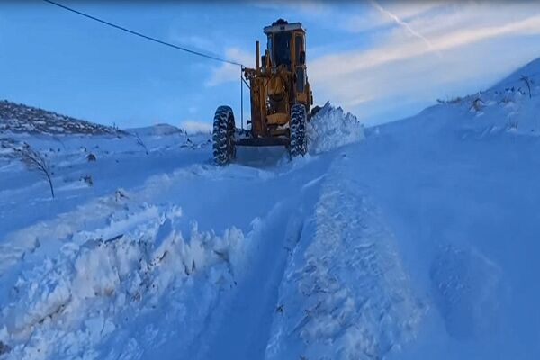 ویدئو | اجرای عملیات برفروبی و بازگشایی محور روستایی یارم گنبد توسط راهداران شهرستان فاروج استان خراسان شمالی برف