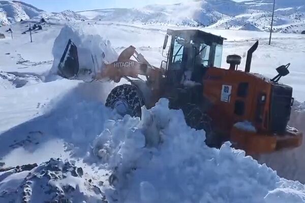 ویدئو | اجرای عملیات برفروبی و بازگشایی محورهای روستایی زیدر - خیرآباد - سرداب توسط راهداران شهرستان شیروان استان خراسان شمالی سرداب
