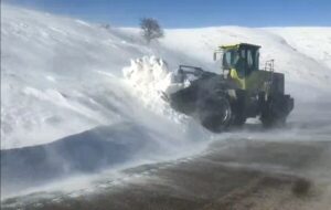 ویدئو | برفروبی و تخلیه نقاط کولاک گیر محور اسفراین – بجنورد توسط راهداران شهرستان اسفراین استان خراسان شمالی ویدئو | برفروبی و تخلیه نقاط کولاک گیر محور اسفراین – بجنورد توسط راهداران شهرستان اسفراین استان خراسان شمالی
