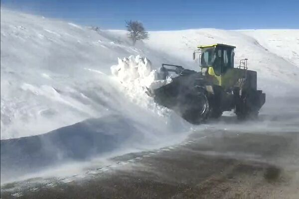 ویدئو | برفروبی و تخلیه نقاط کولاک گیر محور اسفراین - بجنورد توسط راهداران شهرستان اسفراین استان خراسان شمالی کولاک