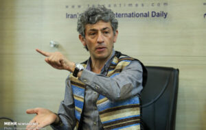 «ویلا» و نگاهی انتقادی با زبان طنز؛ بحث سکه و دلار به تئاتر کشیده شد «ویلا» و نگاهی انتقادی با زبان طنز؛ بحث سکه و دلار به تئاتر کشیده شد