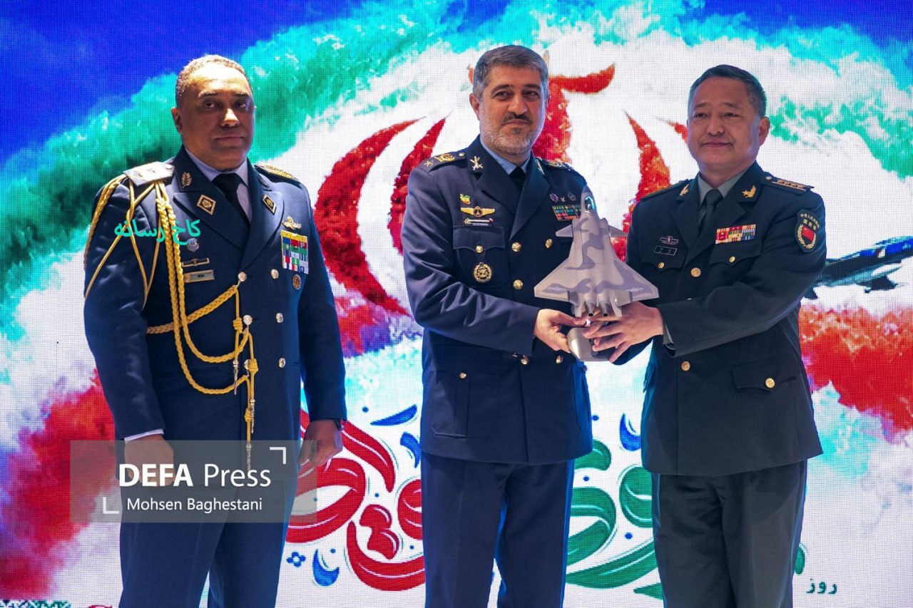 چین جنگنده J-20 به ایران هدیه داد / توافق مهم نظامی امضا شد؟ چین جنگنده J-20 به ایران هدیه داد / توافق مهم نظامی امضا شد؟