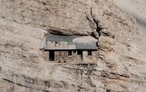 کشف خانه تاریخی در دل کوه ها + عکس کشف خانه تاریخی در دل کوه ها + عکس