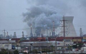 یک رسانه ترک: حمله ایران به پالایشگاه حیفا در اسرائیل / برق در چندین منطقه از حیفا قطع شد یک رسانه ترک: حمله ایران به پالایشگاه حیفا در اسرائیل / برق در چندین منطقه از حیفا قطع شد