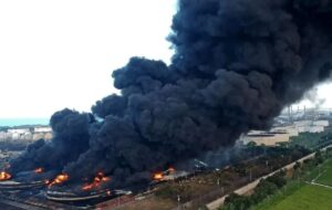 آتشسوزی گسترده در پالایشگاه «الاحمدی» کویت به دنبال اصابت یک پهپاد آتشسوزی گسترده در پالایشگاه «الاحمدی» کویت به دنبال اصابت یک پهپاد